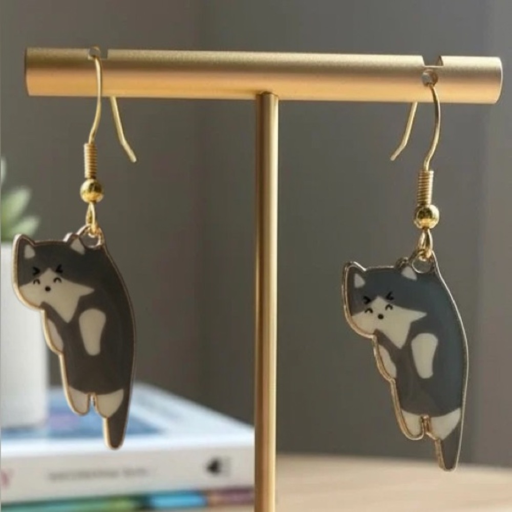 Handmade Gray White Cat Dangle Earrings Gold Tone Cute Kitty Jewelry 🐈‍⬛